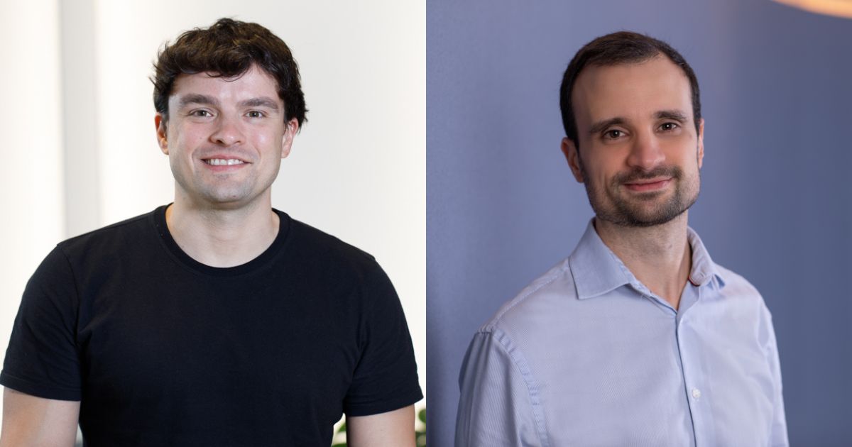 Pedro Prates, diretor do Itaú Emps, e Carlos Eduardo Mazzei, diretor de tecnologia, posam para fotos lado a lado em montagem; Pedro está à esquerda, vestindo camiseta preta e sorrindo em frente a um fundo claro, enquanto Carlos aparece à direita, vestindo camisa social azul-clara e sorrindo levemente diante de um fundo azul.