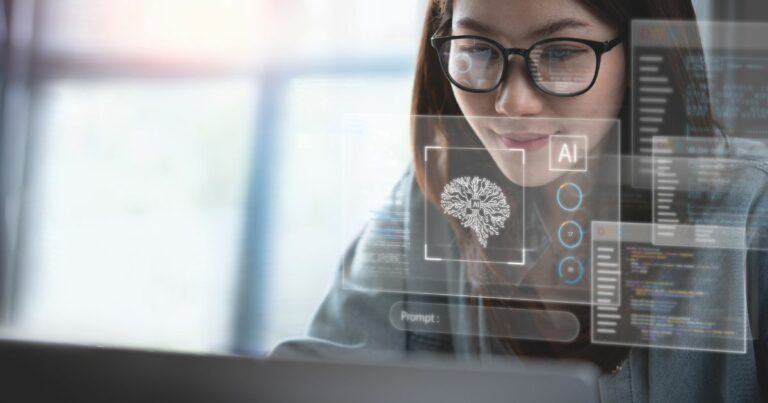 Uma mulher está sentada em frente a uma tela de computador, utilizando uma IA, com várias interfaces digitais transparentes e sobreposições de código projetadas à sua frente. As interfaces digitais exibem trechos de texto, códigos e elementos gráficos como gráficos ou diagramas (mulheres)