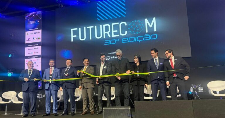 Autoridades participam da cerimônia de abertura da Futurecom 2025. Foto: Divulgação