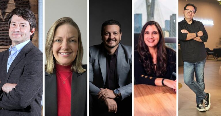 Colagem com cinco retratos individuais, cada um mostrando uma pessoa em diferentes cenários: Pessoa sentada à mesa de madeira, com uma paisagem urbana visível através de grandes janelas ao fundo. Pessoa em pé com os braços cruzados, diante de uma parede de madeira com um grande logotipo ou design. Pessoa sorridente em pé contra um fundo claro e neutro. Pessoa sentada em frente a um fundo escuro, vestindo traje formal. Pessoa aparentemente apresentando ou falando, segurando algo em uma das mãos, com um fundo azul escuro. (executivos)