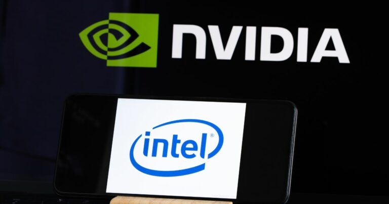 A imagem apresenta dois logotipos. Ao fundo, o logotipo da Nvidia, composto por um olho estilizado nas cores verde e preta, acompanhado do texto "NVIDIA" em branco. Em primeiro plano, aparece a tela de um smartphone exibindo o logotipo da Intel, com a palavra "intel" em azul dentro de uma forma oval branca.