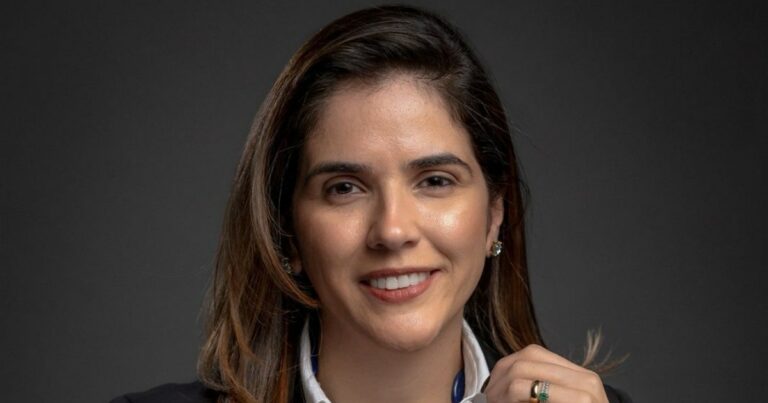 A imagem mostra uma pessoa com cabelo na altura dos ombros, vestindo um blazer escuro sobre uma camisa branca. O fundo é escuro, e a pessoa está olhando diretamente para a câmera com uma expressão neutra. A iluminação está bem feita, destacando claramente os traços faciais — o que dá à imagem uma aparência profissional e de alta qualidade. (Ingram Micro)