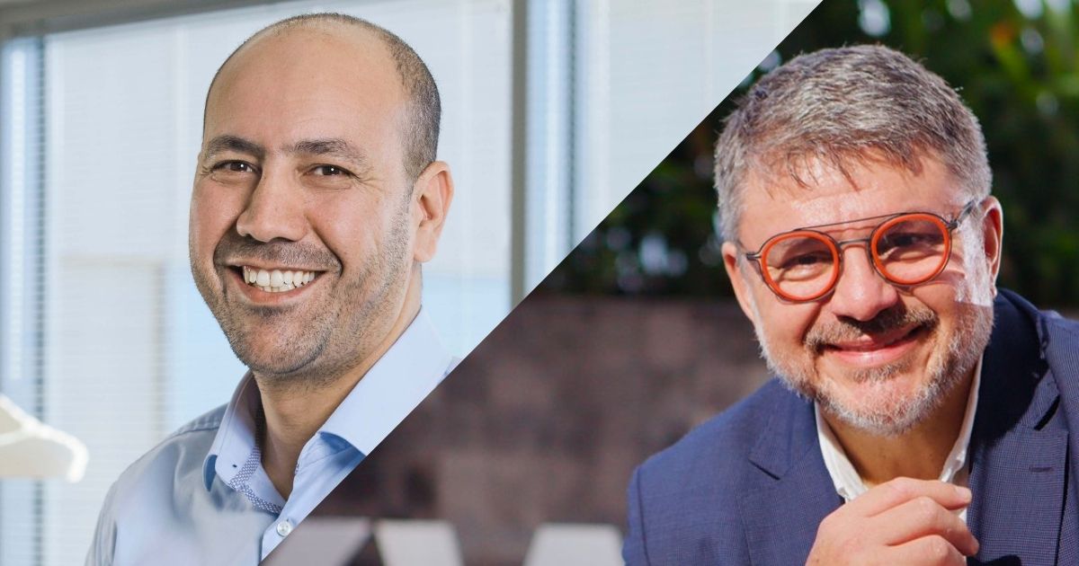 Foto mostra Mourad Jaakou, gerente geral da plataforma Amplify e CAIO da Axway, e Marcelo Ramos, CEO da Axway para a América Latina, lado a lado em um layout dividido diagonalmente; ambos sorriem e usam trajes formais.