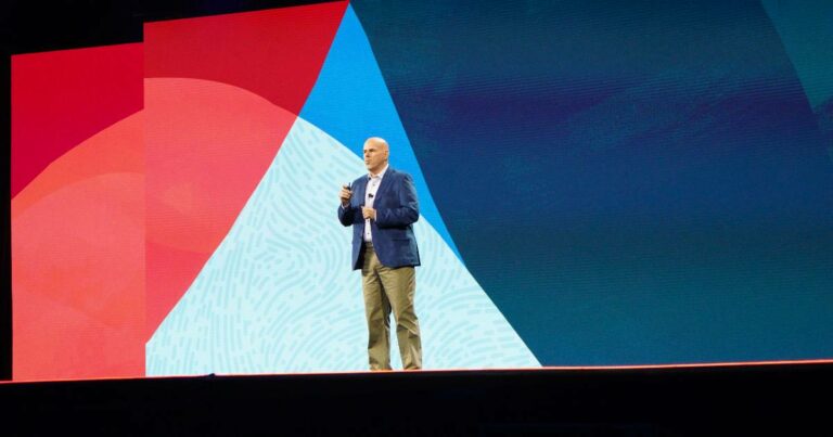 Mike Sicilia, coCEO da Oracle, na abertura do Oracle AI World 2025