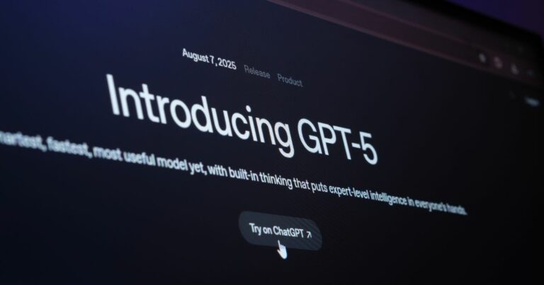 A imagem mostra a tela de um computador exibindo um anúncio do lançamento do GPT-5. O texto diz: “Lançamento do produto em 7 de agosto de 2025 — Apresentando o GPT-5. O modelo mais inteligente, rápido e útil até agora, com raciocínio integrado que coloca inteligência de nível especialista nas mãos de todos.” Há também um botão com o texto “Experimentar no ChatGPT”, com um cursor apontando para ele.