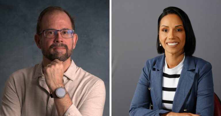 A imagem apresenta dois retratos profissionais dispostos lado a lado. — À esquerda, uma pessoa usa óculos, camisa clara e relógio de pulso, com uma das mãos apoiada sob o queixo. O fundo é texturizado em tons de azul acinzentado. — À direita, outra pessoa veste um blazer azul sobre uma camisa listrada e tem cabelo curto. O fundo é cinza liso. (saúde mental)