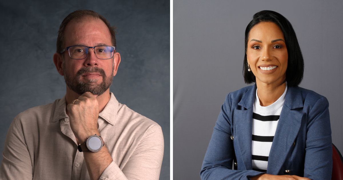 A imagem apresenta dois retratos profissionais dispostos lado a lado. — À esquerda, uma pessoa usa óculos, camisa clara e relógio de pulso, com uma das mãos apoiada sob o queixo. O fundo é texturizado em tons de azul acinzentado. — À direita, outra pessoa veste um blazer azul sobre uma camisa listrada e tem cabelo curto. O fundo é cinza liso. (saúde mental)