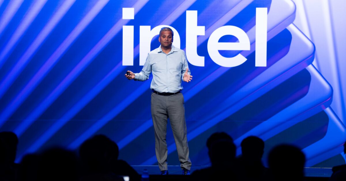 Sachin Katti (Senior Vice President, Chief Technology and AI Officer) durante o Intel Technology Tour 2025. Katti detalhou a estratégia da Intel para "Unlocking Potential with Infrastructure Diversity" (Desbloqueando Potencial com Diversidade de Infraestrutura). Imagem: Intel/Divulgação.
