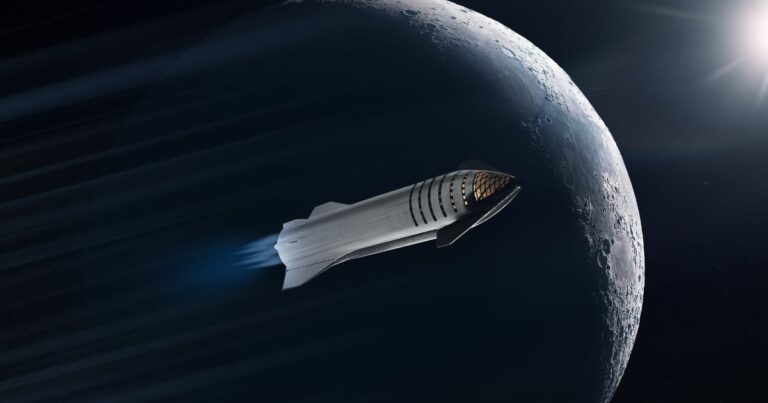 A imagem mostra uma espaçonave voando próxima à Lua, com seus motores emitindo um brilho azul. A Lua está parcialmente iluminada, e o Sol aparece ao fundo, projetando luz sobre a nave e a superfície lunar. A cena representa exploração espacial e tecnologia avançada. (SpaceX)