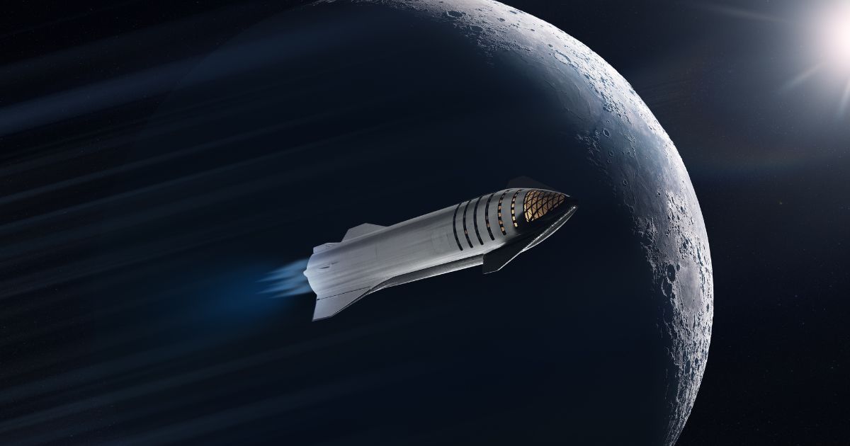 A imagem mostra uma espaçonave voando próxima à Lua, com seus motores emitindo um brilho azul. A Lua está parcialmente iluminada, e o Sol aparece ao fundo, projetando luz sobre a nave e a superfície lunar. A cena representa exploração espacial e tecnologia avançada. (SpaceX)