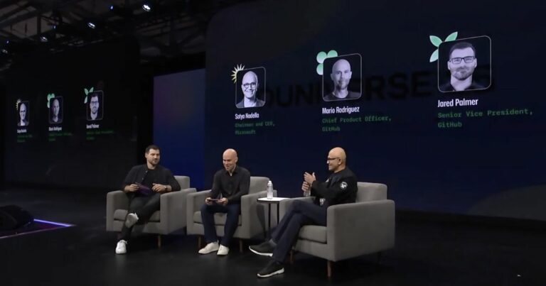 Satya Nadella, CEO da Microsoft, no GitHub Universe 2025. Foto: Reprodução GitHub Universe 2025