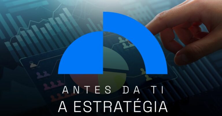 Imagem com gráficos de barras e pizza ao fundo, uma mão tocando a tela e um grande símbolo azul em destaque ao centro. Na parte inferior, aparece o texto ‘Antes da TI, a Estratégia’, pesquisa