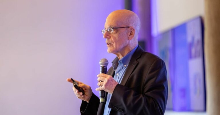 Gary Bolles, especialista em futuro do trabalho da Singularity University e autor de The Next Rules of Work, para desafiar uma das narrativas que têm ganhado força no mercado de tecnologia durante sua fala do Escola de CIOs (assistentes)