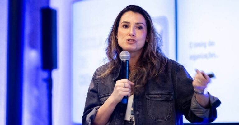 Renata Barcelos, professora e palestrante, comunicação