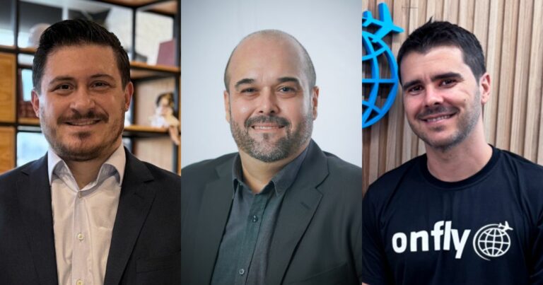Imagem em montagem com três executivos lado a lado: à esquerda, um homem de terno azul-marinho e camisa clara sorrindo, em ambiente interno com estante ao fundo; ao centro, um homem calvo com barba, usando terno escuro e posando diante de fundo neutro; à direita, um homem sorridente com camiseta preta da Onfly posando diante de parede de madeira com logotipo azul ao fundo. A legenda informa que são Anderson Buzzi, novo CTO e CPO da FastBuilt; Felipe Colvara, novo gerente comercial da Adentro; e João Amorim, novo CHRO da Onfly, apresentados como os executivos da semana.
