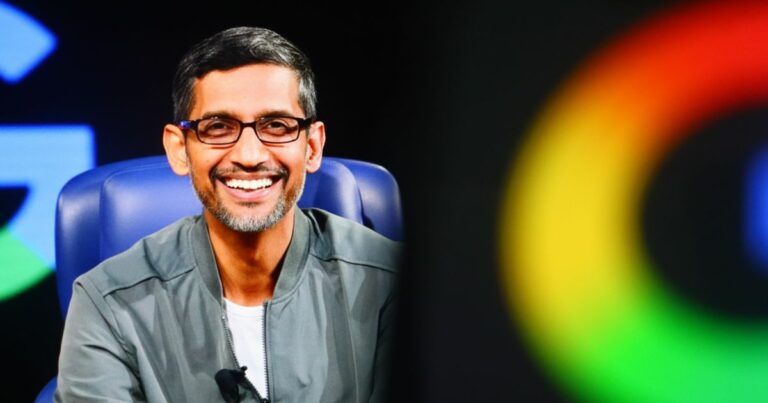 A imagem mostra uma pessoa sentada em uma cadeira azul, em um ambiente que parece ser um palco ou estúdio de apresentação. À direita, há um grande logotipo colorido do Google, parcialmente visível, com as cores características (verde, vermelho, amarelo e azul).