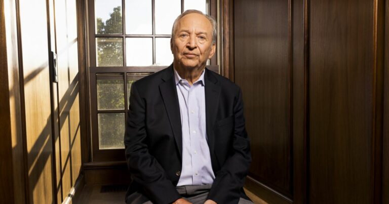 A cena mostra uma pessoa sentada em um espaço interno com acabamento em madeira, transmitindo um ambiente clássico e elegante. A composição sugere um retrato corporativo ou institucional. (Summers)