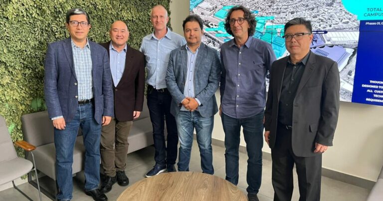 Da esquerda para a direita: Alberto Rios, Sales Director Cloud Providers LAT na NOKIA, Henrique Cesar Shiroma, Datacenter Key Account Manager Sales Brazil da Lightera, Fabio Augusto Marchiori, Account Manager and Metro and Transport Sales Specialist da VIAVI Solutions, Alejandro Rivera, Business Development Optics Networks na NOKIA, Murilo Pugliese, Senior Network Engineering Manager da Scala Data Centers e Celso Motizuqui, VP Sales LatAm Lightera. Imagem: Divulgação