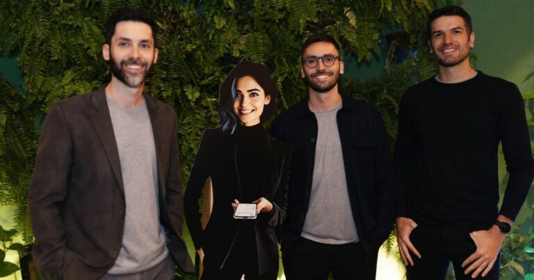 A imagem mostra três pessoas em pé, posicionadas diante de um fundo verde com folhagens, sugerindo um ambiente natural ou decorado para um evento. Elementos visuais principais: As pessoas estão vestindo roupas formais e casuais: uma com terno cinza e camiseta clara, outra com camisa escura sobre camiseta cinza, e a terceira com camiseta preta e calça escura. No centro, há uma silhueta recortada de papelão ou material similar, representando uma figura humana segurando um smartphone, o que indica um elemento decorativo ou promocional. Contexto: A composição sugere um encontro corporativo, networking ou evento social com identidade visual moderna e descontraída, reforçada pelo cenário verde e iluminação suave. (Agendor)