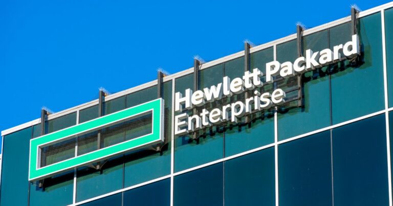 A imagem mostra a fachada de um edifício corporativo moderno com o logotipo e nome da empresa Hewlett Packard Enterprise (HPE) em destaque, indicando que se trata da sede ou de um escritório da companhia.