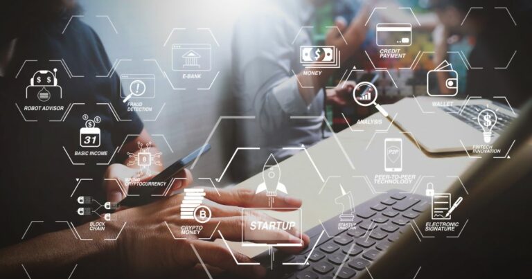 A imagem mostra um ambiente de trabalho moderno, com pessoas utilizando dispositivos digitais. É uma cena que remete a tecnologia financeira (fintech), startups e inovação digital. (Flatpay)