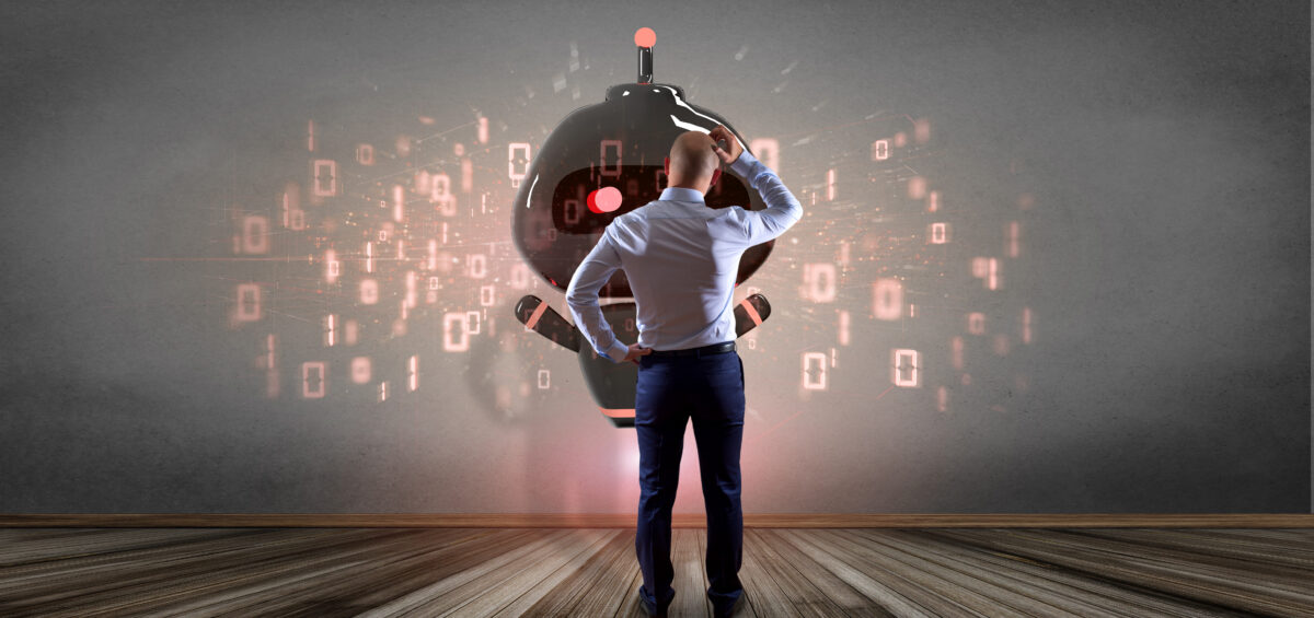 Ilustração de um homem de costas, vestindo camisa social e calça azul, olhando para um grande robô futurista iluminado por códigos digitais flutuantes em tons de vermelho sobre um fundo escuro, transmitindo a ideia de tecnologia e inteligência artificial, Gartner