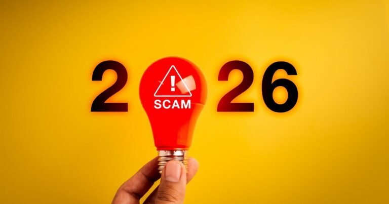 A imagem apresenta um fundo amarelo vibrante com os números 2026 em destaque, sendo que o “0” é substituído por uma lâmpada vermelha. Na lâmpada, há um ícone triangular com um ponto de exclamação e a palavra “SCAM” escrita em branco, indicando alerta para golpes ou fraudes. A lâmpada está sendo segurada por uma mão na parte inferior da imagem, sugerindo uma ideia de atenção ou prevenção contra fraudes no ano de 2026. (Netskope)