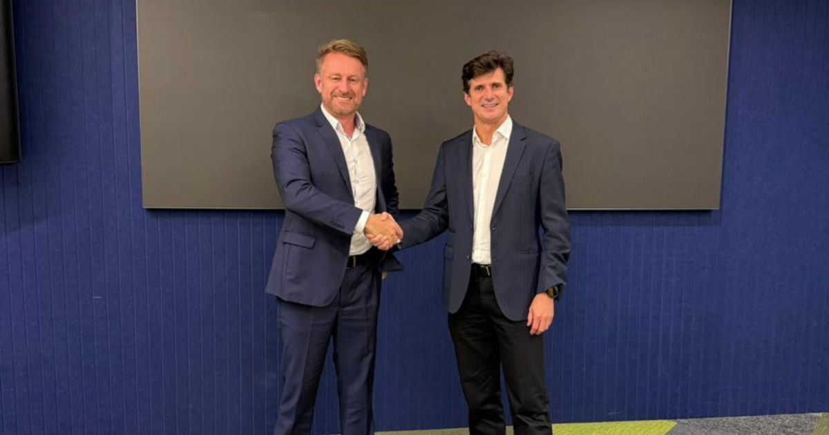 A imagem mostra duas pessoas vestindo ternos formais, realizando um aperto de mão em um ambiente corporativo. Aqui estão os principais detalhes: Configuração geral: Ambos estão posicionados lado a lado, com postura ereta, reforçando um gesto de parceria ou acordo profissional. Vestimenta: Trajes formais compostos por ternos escuros e camisas brancas, transmitindo seriedade e profissionalismo. Ambiente: Fundo com uma parede azul e um painel retangular preto, sugerindo um espaço interno moderno, possivelmente uma sala de reuniões ou área corporativa. Composição: O aperto de mão é o elemento central, simbolizando colaboração, networking ou fechamento de negócio. Essa imagem é ideal para representar parcerias estratégicas, acordos corporativos ou momentos importantes de conexão profissional. (NTT Data)