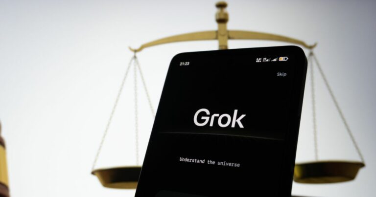 A imagem mostra um smartphone em destaque com a tela exibindo o texto “Grok” e o subtítulo “Understand the universe”. No canto superior direito, há a palavra “Skip”, indicando que pode ser uma tela inicial ou de introdução de um aplicativo ou serviço. No canto superior esquerdo, aparece o horário 21:23 e informações de rede e bateria. Contexto visual: Plano de fundo: Uma balança dourada, símbolo clássico da justiça, desfocada, sugerindo um tema relacionado a equilíbrio, ética ou decisões. Iluminação: Fundo claro com contraste entre o objeto dourado e o smartphone escuro, criando uma composição elegante e minimalista. Essa imagem transmite uma ideia de tecnologia (representada pelo app Grok) em diálogo com conceitos de justiça ou equilíbrio (representados pela balança).