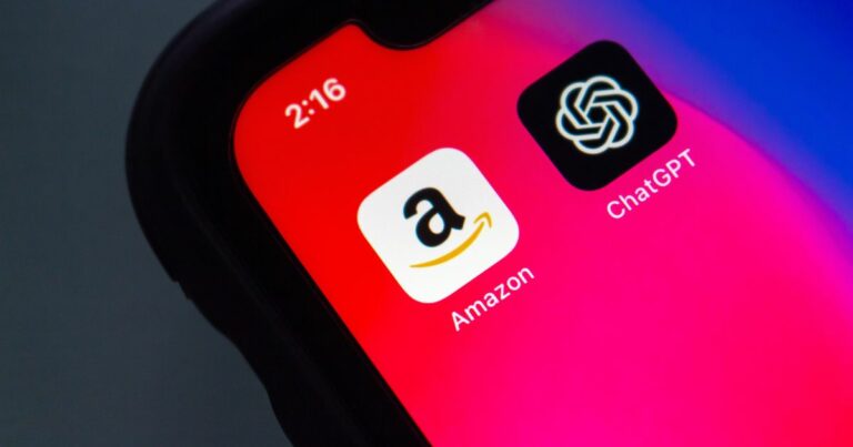 Tela de um smartphone exibindo dois aplicativos lado a lado: o ícone da Amazon, com seu “a” estilizado em preto sobre fundo branco, e o ícone do ChatGPT, em preto com símbolo geométrico branco. O fundo do celular apresenta um gradiente em tons de rosa e azul, e o relógio no canto superior indica 2:16.