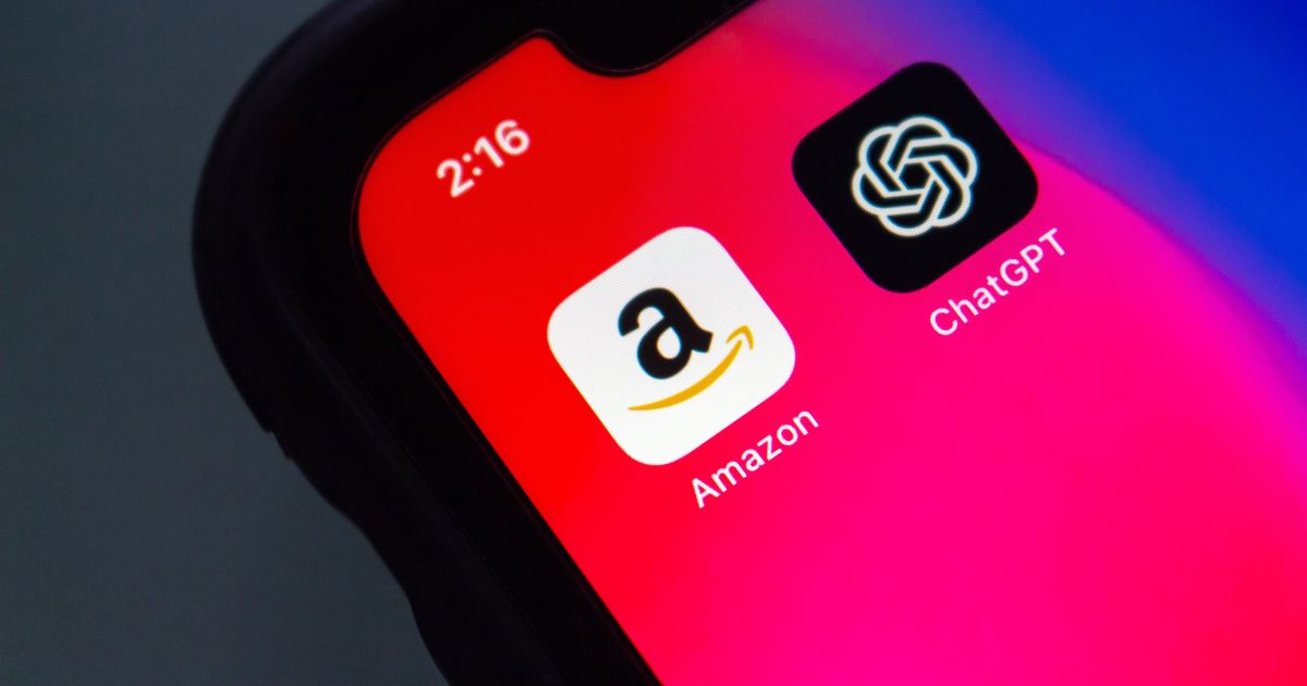 Tela de um smartphone exibindo dois aplicativos lado a lado: o ícone da Amazon, com seu “a” estilizado em preto sobre fundo branco, e o ícone do ChatGPT, em preto com símbolo geométrico branco. O fundo do celular apresenta um gradiente em tons de rosa e azul, e o relógio no canto superior indica 2:16.