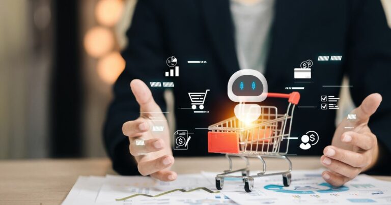 A imagem apresenta um conceito visual relacionado a tecnologia aplicada ao varejo e inteligência artificial. Detalhes principais: Elemento central: Um carrinho de compras em miniatura sobre uma mesa, simbolizando comércio eletrônico ou varejo. Sobreposição digital: Ícones flutuantes ao redor do carrinho, incluindo: Um robô estilizado (representando IA e automação). Ícones de carrinho de compras, gráficos de desempenho, pagamento digital, checklist e perfil de usuário. Contexto físico: A mesa contém documentos com gráficos e dados, sugerindo planejamento estratégico ou análise de mercado. Ao fundo, uma pessoa vestindo traje formal (provavelmente um blazer), reforçando um ambiente corporativo ou de negócios. Cores e iluminação: Tons neutros no cenário físico, com elementos digitais em cores vibrantes (azul, branco e laranja), criando contraste entre o mundo real e o virtual. Essa imagem transmite inovação no varejo, integração de IA e automação para melhorar a experiência do consumidor e otimizar processos. (varejistas)