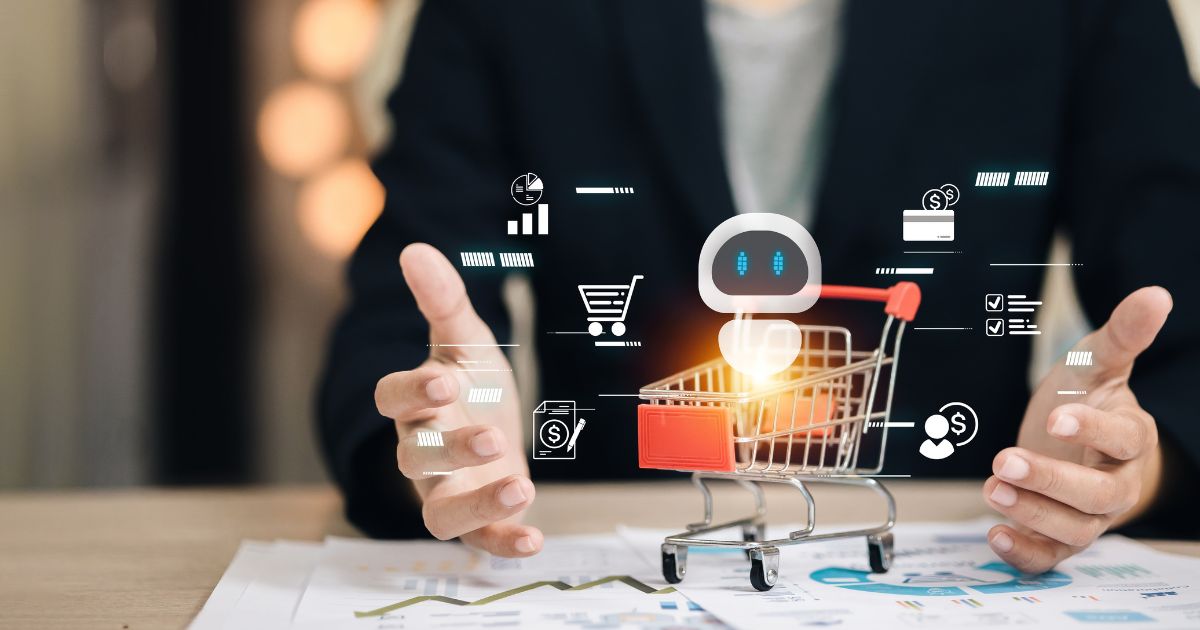 A imagem apresenta um conceito visual relacionado a tecnologia aplicada ao varejo e inteligência artificial. Detalhes principais: Elemento central: Um carrinho de compras em miniatura sobre uma mesa, simbolizando comércio eletrônico ou varejo. Sobreposição digital: Ícones flutuantes ao redor do carrinho, incluindo: Um robô estilizado (representando IA e automação). Ícones de carrinho de compras, gráficos de desempenho, pagamento digital, checklist e perfil de usuário. Contexto físico: A mesa contém documentos com gráficos e dados, sugerindo planejamento estratégico ou análise de mercado. Ao fundo, uma pessoa vestindo traje formal (provavelmente um blazer), reforçando um ambiente corporativo ou de negócios. Cores e iluminação: Tons neutros no cenário físico, com elementos digitais em cores vibrantes (azul, branco e laranja), criando contraste entre o mundo real e o virtual. Essa imagem transmite inovação no varejo, integração de IA e automação para melhorar a experiência do consumidor e otimizar processos. (varejistas)