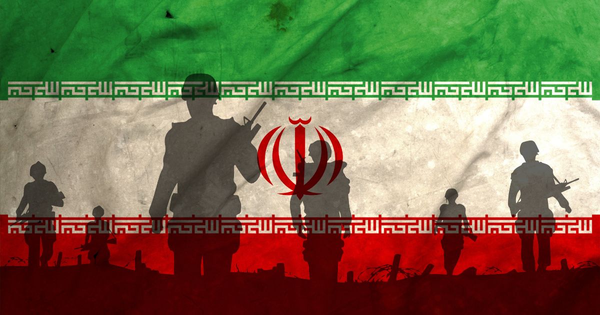 A imagem apresenta a bandeira do Irã como plano de fundo, composta por três faixas horizontais nas cores verde (superior), branca (central) e vermelha (inferior), com padrões caligráficos islâmicos repetidos nas bordas das faixas verde e vermelha. No centro da faixa branca está o emblema nacional do Irã, em vermelho. Elementos principais: Silhuetas de soldados armados: Cinco figuras em posição de marcha ou prontidão, distribuídas ao longo da imagem, reforçando um tema militar. Armas visíveis: As silhuetas carregam rifles, sugerindo um contexto de defesa ou conflito. Gráficos e textura: A bandeira apresenta um aspecto desgastado, com marcas e sombras, transmitindo uma sensação de tensão ou cenário histórico. Essa composição remete a temas de forças armadas, segurança nacional e contexto geopolítico envolvendo o Irã.