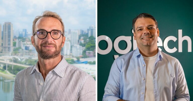 A imagem é dividida em duas partes. À esquerda, uma pessoa veste uma camisa listrada em tons claros e está posicionada diante de uma grande janela com vista para uma cidade repleta de prédios altos, áreas verdes e um rio ao fundo. À direita, outra pessoa usa uma camisa azul‑clara aberta sobre uma camiseta branca, posando em frente a uma parede verde com parte de um logotipo corporativo em letras brancas. (Logitech)