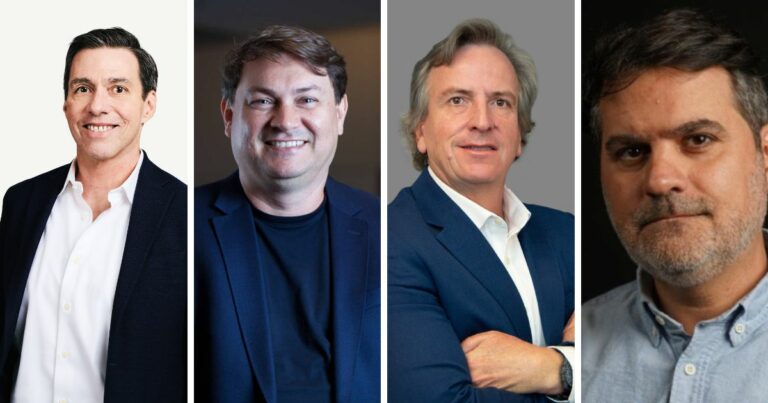 Quatro pessoas aparecem lado a lado em retratos individuais, cada uma com trajes formais ou semiformais. A primeira veste camisa branca e blazer azul‑escuro sobre um fundo claro. A segunda usa camiseta preta e blazer escuro em um ambiente interno com iluminação suave. A terceira veste camisa branca e blazer azul‑marinho diante de um fundo cinza. A quarta pessoa aparece com camisa azul‑clara em um ambiente com iluminação mais escura. Todas as imagens são enquadradas do peito para cima. (executivos)