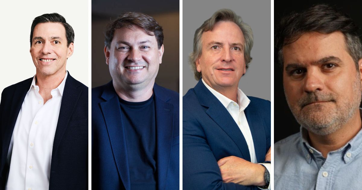 Quatro pessoas aparecem lado a lado em retratos individuais, cada uma com trajes formais ou semiformais. A primeira veste camisa branca e blazer azul‑escuro sobre um fundo claro. A segunda usa camiseta preta e blazer escuro em um ambiente interno com iluminação suave. A terceira veste camisa branca e blazer azul‑marinho diante de um fundo cinza. A quarta pessoa aparece com camisa azul‑clara em um ambiente com iluminação mais escura. Todas as imagens são enquadradas do peito para cima. (executivos)