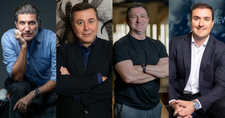 A imagem é composta por cinco retratos verticais colocados lado a lado, cada um mostrando uma pessoa em pose profissional. A primeira pessoa veste uma camiseta preta e cruza os braços em um ambiente industrial ou de escritório. A segunda usa uma camisa escura com zíper no colarinho, diante de um fundo claro. A terceira veste uma blusa preta e apoia a mão no queixo em um gesto contemplativo, com fundo cinza‑azulado. A quarta aparece com camisa azul, apoiando o braço na perna e a mão no rosto, em um ambiente de estúdio escuro. A quinta usa camisa cinza de mangas dobradas e está sentada em uma cadeira moderna, em um ambiente corporativo. (trancoso)