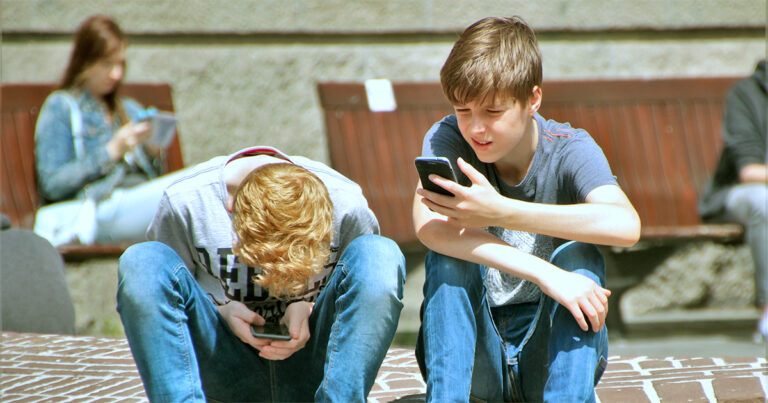 Governos de vários países tentam restringir celulares e redes sociais a crianças e adolescentes – Foto: Pixabay/Creative Commons. Espanha